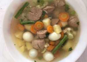Bagaimana Membuat Sup Telur Bakso Sayuran bumbu iris yang Lezat