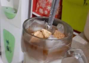Bagaimana Menyiapkan Es Susu Kopi Anti Gagal