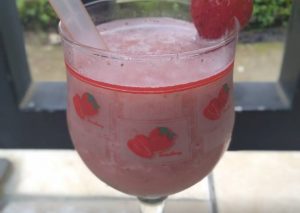 Bagaimana Menyiapkan Jus Strawberry yang Enak Banget