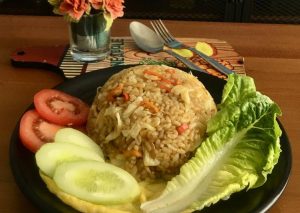 Bagaimana Menyiapkan Nasi Goreng Spesial + telur dadar yang Lezat Sekali