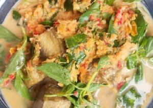 Bagaimana Menyiapkan Pecel terong bumbu mentah Anti Gagal