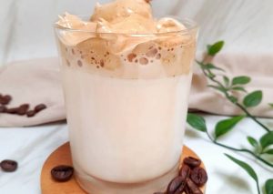 Cara Gampang Membuat Dalgona thai tea, Bisa Manjain Lidah