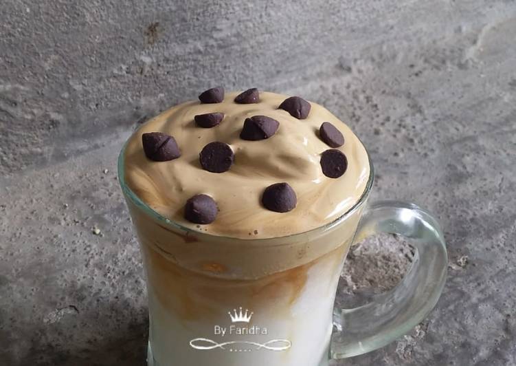 Cara Gampang Menyiapkan Dalgona coffe tanpa mixer yang Sempurna