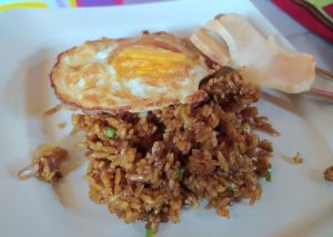 Bagaimana Membuat Nasi Telur Ceplok, Lezat