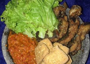 Cara Gampang Menyiapkan Pecel lele nguprek-nguprek? Anti Gagal