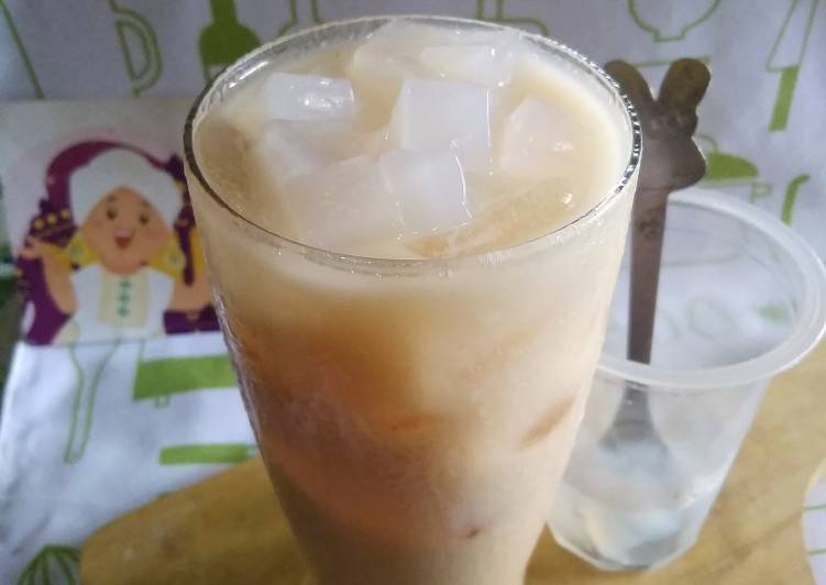 Cara Gampang Menyiapkan Thai Tea Nata-de Coco, Enak Banget