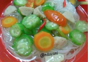 Langkah Mudah untuk Membuat Sop oyong bakso kesukaan anak"?, Bisa Manjain Lidah