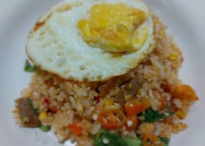 Langkah Mudah untuk Menyiapkan Nasi Telur Ceplok Anti Gagal