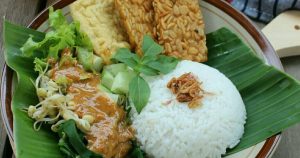 Bagaimana Menyiapkan Nasi Pecel Sambal Tumpang, Lezat