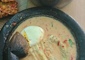 Bagaimana Membuat Pecel Terong Santan yang Enak Banget